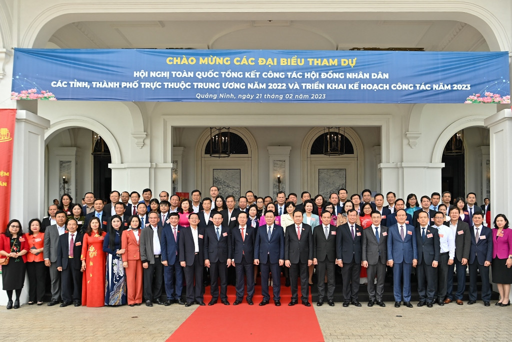 Chủ tịch Quốc hội Vương Đình Huệ, Thường trực Ban Bí thư Võ Văn Thưởng, Phó Chủ tịch Thường trực Quốc hội Trần Thanh Mẫn, Phó Thủ tướng Chính phủ Trần Lưu Quang chụp ảnh lưu niệm với các đại biểu dự hội nghị. Chủ tịch Quốc hội Vương Đình Huệ, Thường trực Ban Bí thư Võ Văn Thưởng, Phó Chủ tịch Thường trực Quốc hội Trần Thanh Mẫn, Phó Thủ tướng Chính phủ Trần Lưu Quang chụp ảnh lưu niệm với các đại biểu dự hội nghị.