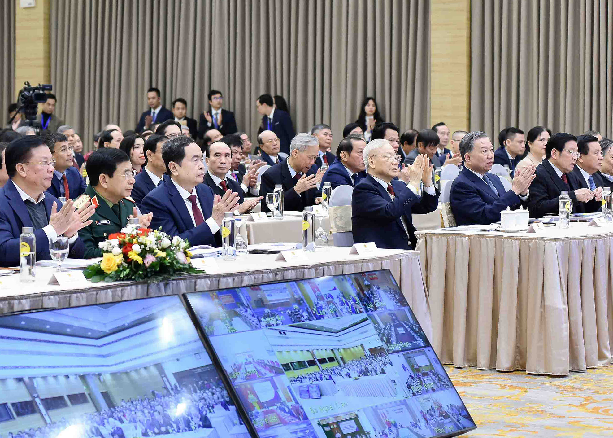 Tổng Bí thư Nguyễn Phú Trọng cùng các đồng chí lãnh đạo Đảng, Nhà nước và các đại biểu dự phiên khai mạc Hội nghị Ngoại giao lần thứ 32.