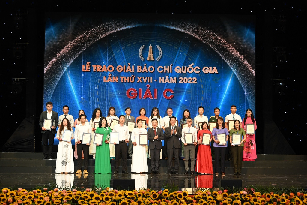Tổng Biên tập Báo Nhân Dân, Phó Trưởng Ban Tuyên giáo Trung ương, Chủ tịch Hội Nhà báo Việt Nam Lê Quốc Minh cùng Bộ trưởng Thông tin và Truyền thông Nguyễn Mạnh Hùng trao giải C cho các tác giả, đại diện nhóm tác giả.