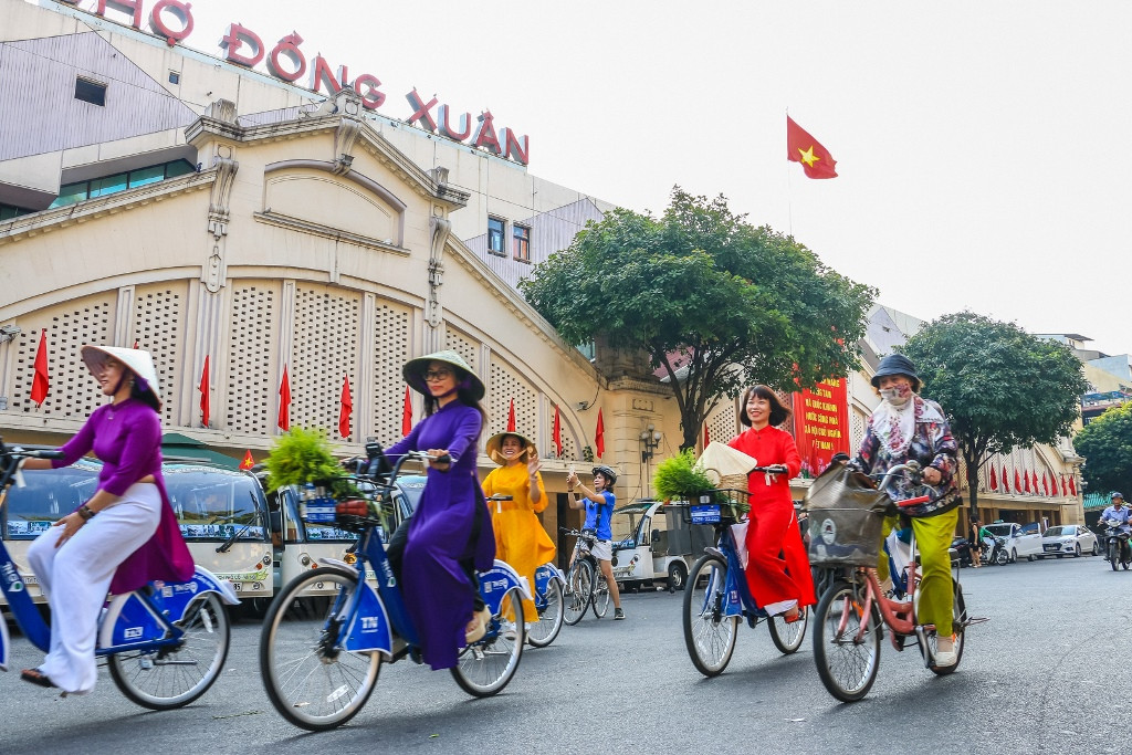 Một số địa điểm nổi tiếng sẽ được đoàn diễu hành đi qua như Lăng Chủ tịch Hồ Chí Minh, Cầu Long Biên, Chợ Đồng Xuân, Ô Quan Chưởng,...