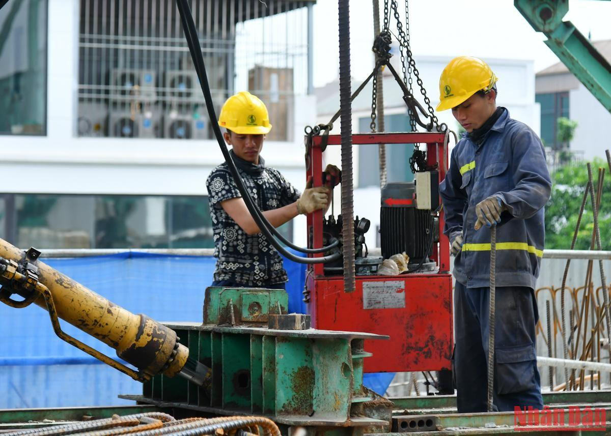 Nỗ lực thi công đúng tiến độ tuyến đường bộ trên cao dọc đường Vành đai 2 ảnh 6