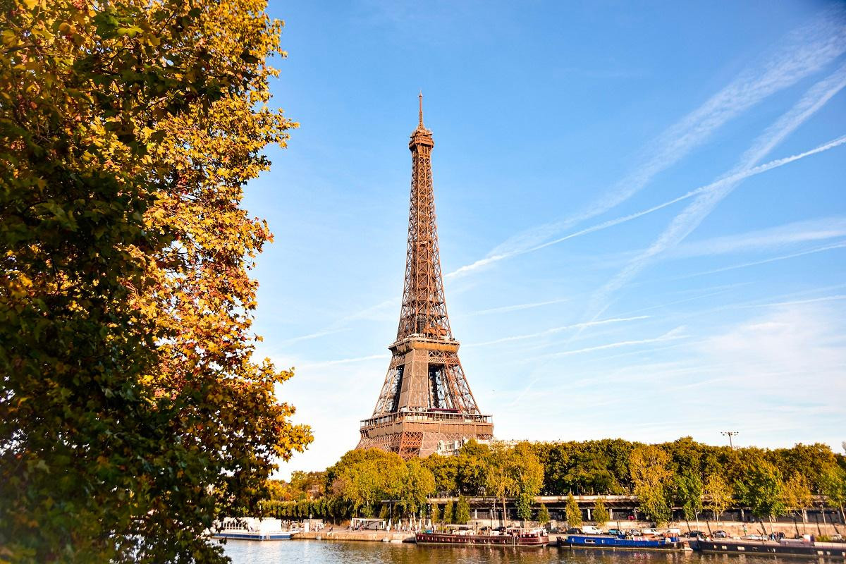 Thủ đô Paris của Pháp mang trong mình một vẻ đẹp kiêu sa, thơ mộng tại bất kỳ thời điểm nào trong năm. Thế nhưng, sắc thu rực rỡ của Paris trải dọc theo sông Seine êm đềm, trên những đại lộ sầm uất hoa lệ, trong những khu công viên rộn tiếng chim kêu,… cũng cuốn hút không kém. (Ảnh: MINH DUY)