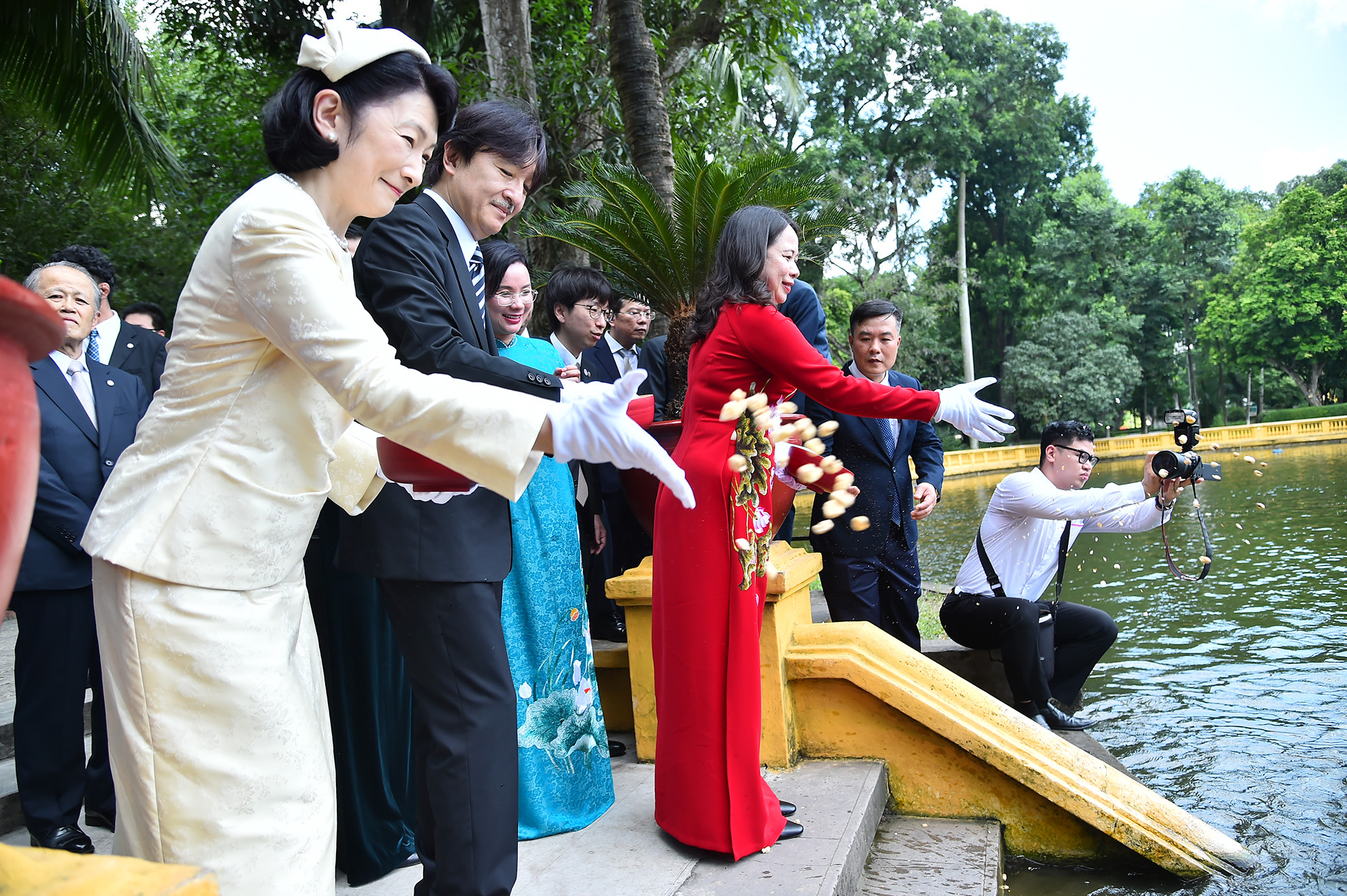 [Ảnh] Hoàng Thái tử Nhật Bản Akishino tham quan Khu di tích Chủ tịch Hồ Chí Minh ảnh 8