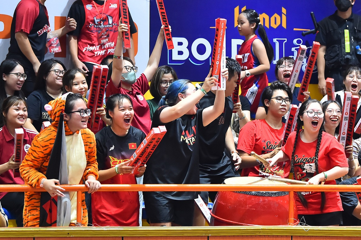 Dù bị áp đảo về số lượng nhưng các cổ động viên Saigon Heat có mặt tại Nhà thi đấu Tây Hồ mới là những người được hưởng trọn niềm vui sau cùng của trận đấu.