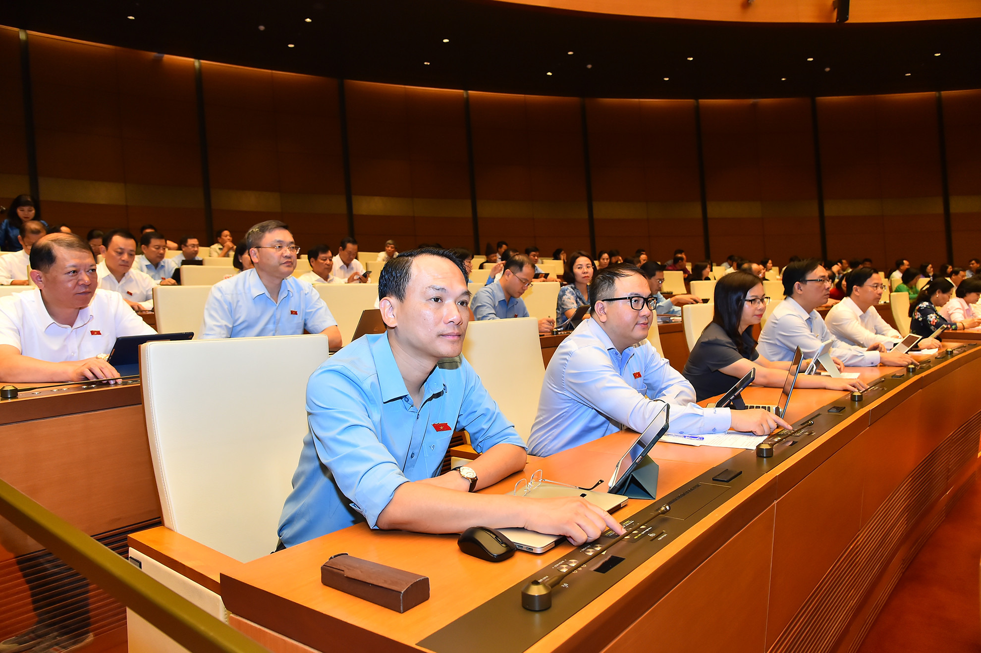 Các đại biểu Quốc hội biểu quyết thông qua Nghị quyết xác nhận kết quả lấy phiếu tín nhiệm đối với những người giữ chức vụ do Quốc hội bầu, phê chuẩn. Các đại biểu Quốc hội biểu quyết thông qua Nghị quyết xác nhận kết quả lấy phiếu tín nhiệm đối với những người giữ chức vụ do Quốc hội bầu, phê chuẩn.