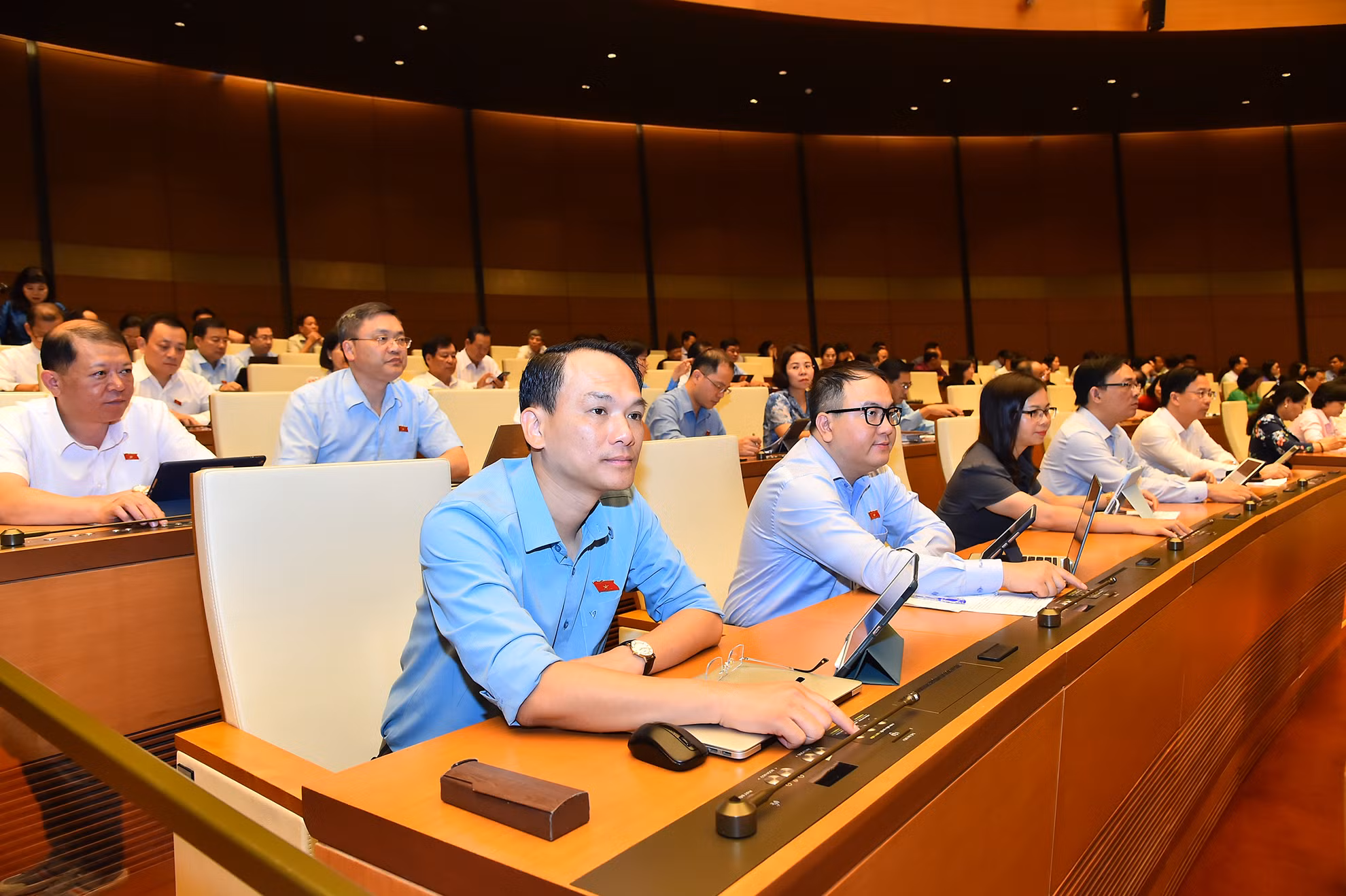 Các đại biểu Quốc hội biểu quyết thông qua Nghị quyết xác nhận kết quả lấy phiếu tín nhiệm đối với những người giữ chức vụ do Quốc hội bầu, phê chuẩn. Các đại biểu Quốc hội biểu quyết thông qua Nghị quyết xác nhận kết quả lấy phiếu tín nhiệm đối với những người giữ chức vụ do Quốc hội bầu, phê chuẩn.