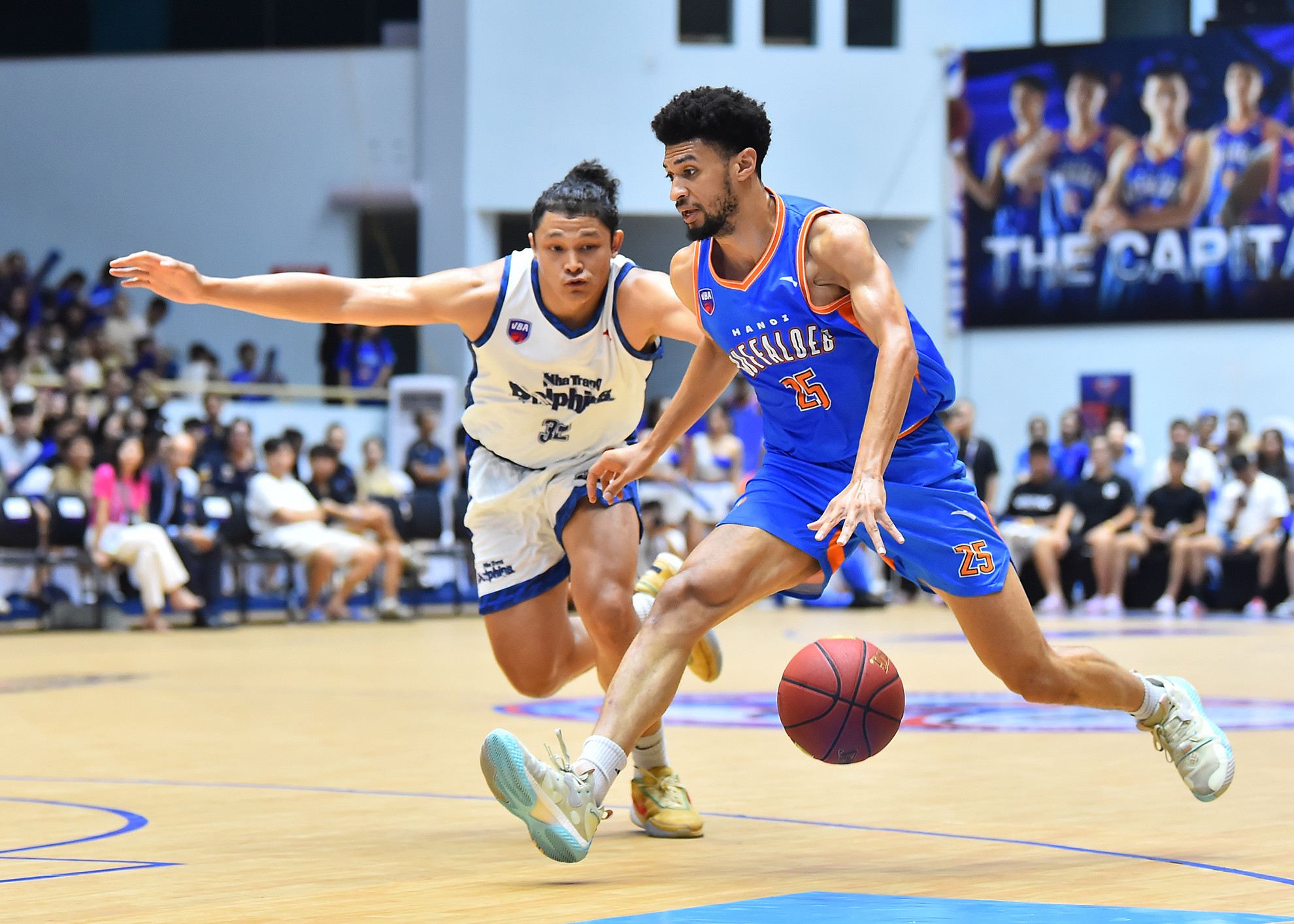 Udun Osakue (Hanoi Buffaloes) tiếp tục một trận thi đấu đáng quên khi chỉ thành công 6/19 cú ném, ghi 14 điểm và 12 rebounds (bắt bóng bật bảng) sau 35 phút có mặt trên sân.