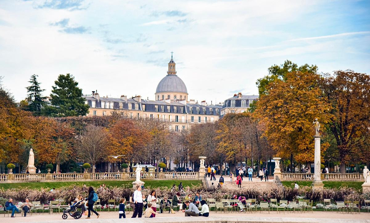 Để tận hưởng những sắc màu tuyệt đẹp của mùa thu của Paris, không có gì tuyệt vời hơn khi dạo bước trong công viên hay khu vui chơi công cộng của thành phố. (Ảnh: MINH DUY)