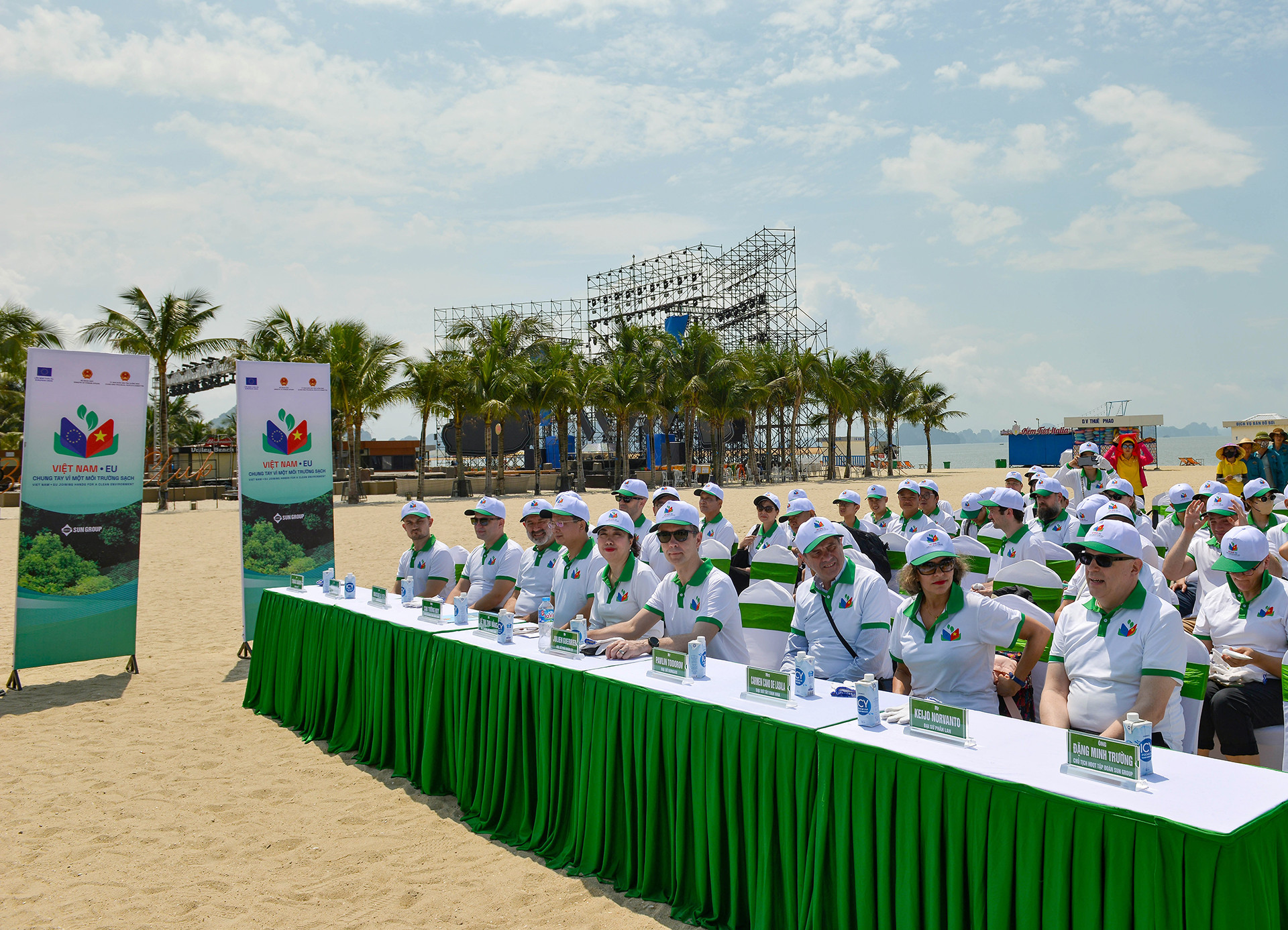 Các đại biểu tham dự sự kiện.