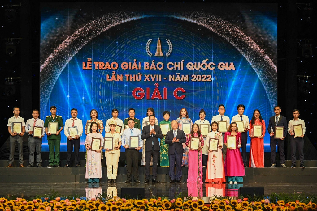 Tổng Giám đốc Đài Truyền hình Việt Nam Lê Ngọc Quang và Tổng Giám đốc Đài Tiếng nói Việt Nam Đỗ Tiến Sỹ trao giải C cho các tác giả, đại diện nhóm tác giả.