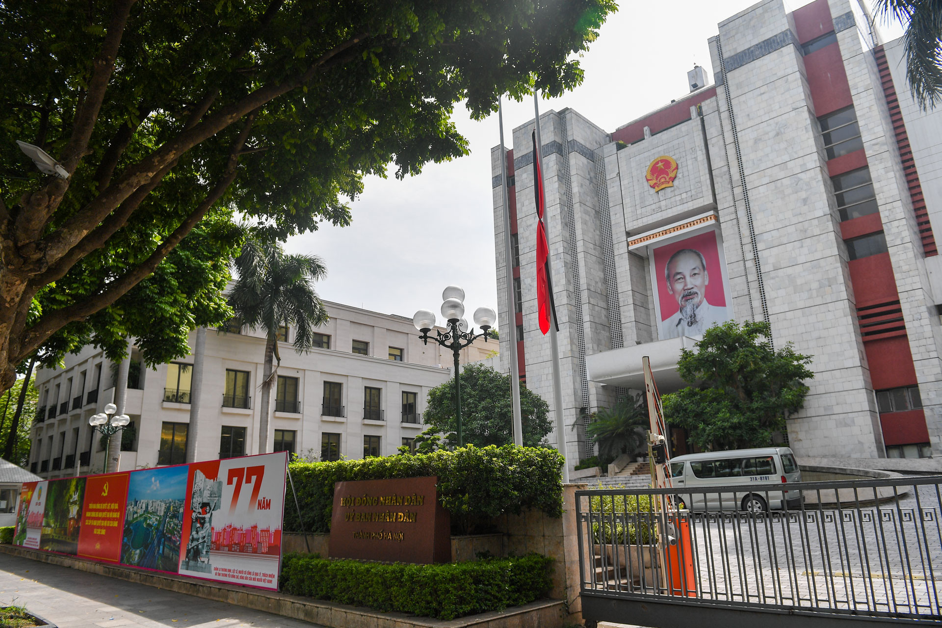 Cờ rủ được treo tại trụ sở Hội đồng nhân dân, Ủy ban nhân dân thành phố Hà Nội.