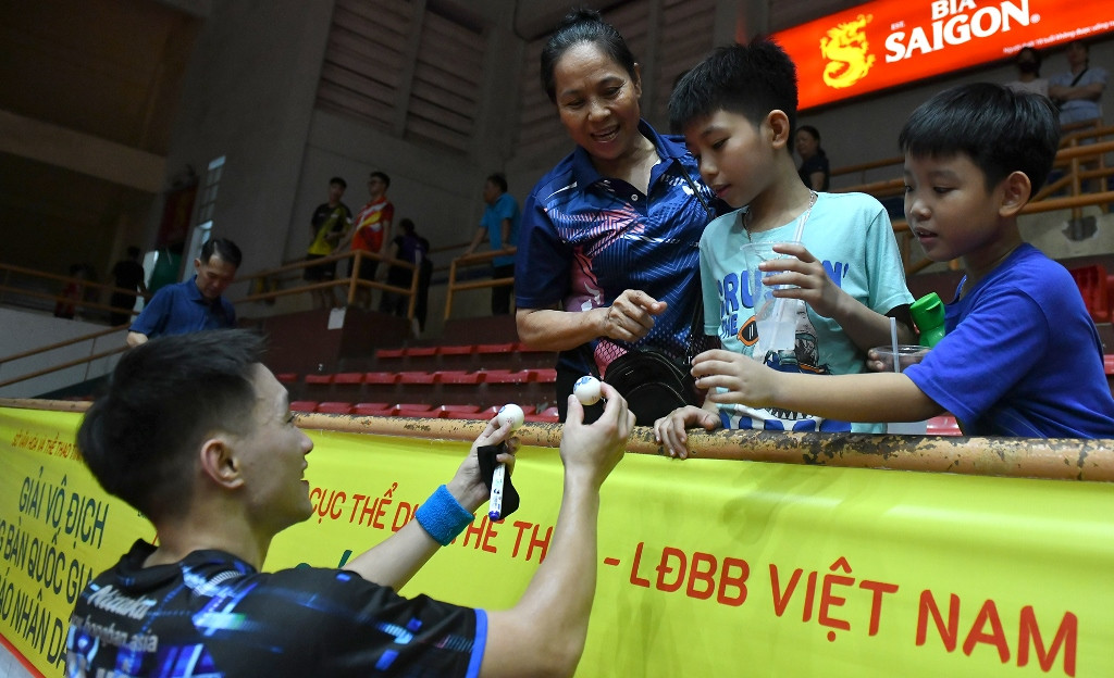 Tay vợt Nguyễn Anh Tú ký tặng bóng bàn cho các cổ động viên. Tay vợt Nguyễn Anh Tú ký tặng bóng bàn cho các cổ động viên.