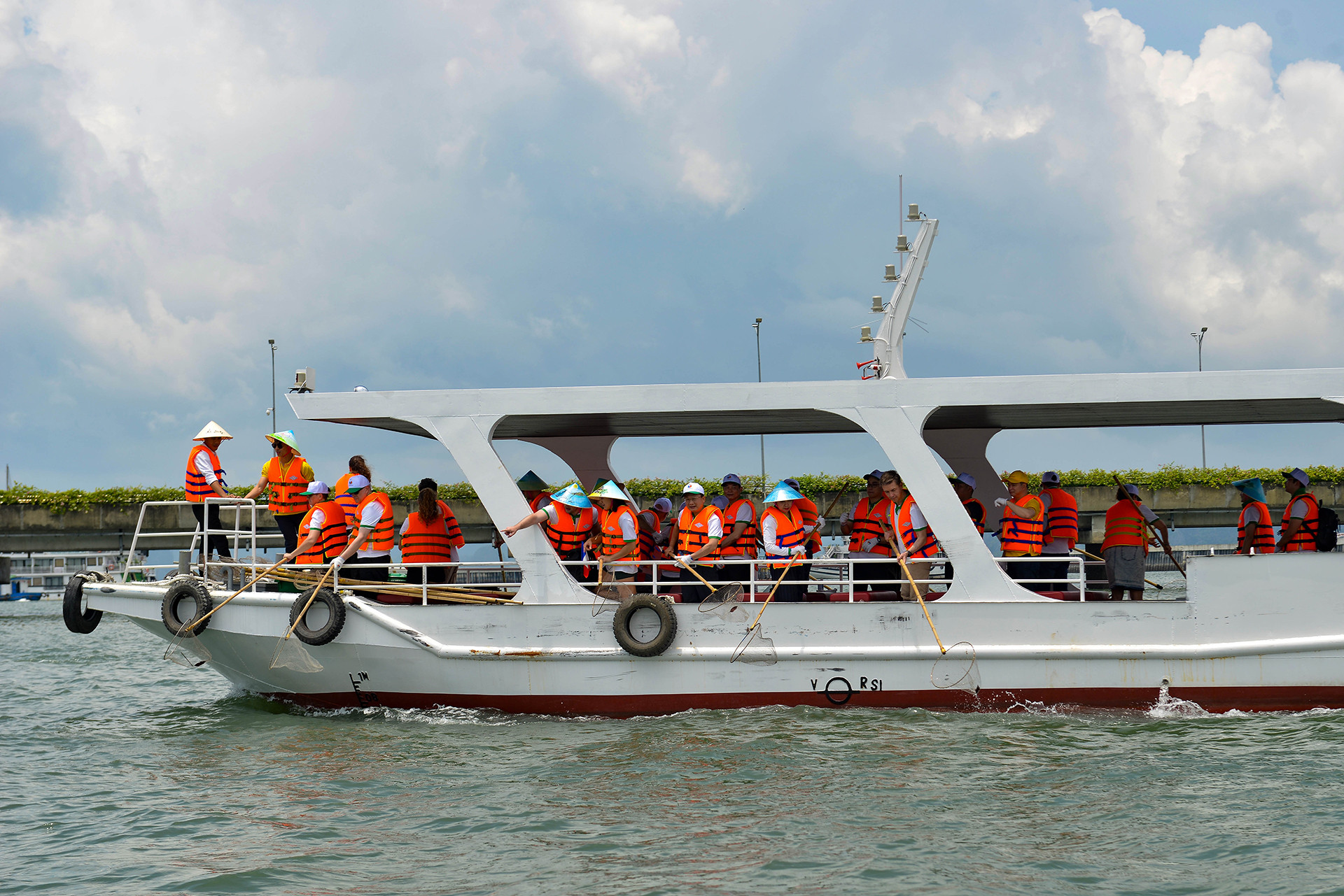 Đại biểu Việt Nam và EU tham gia vớt rác trên Vịnh Hạ Long.