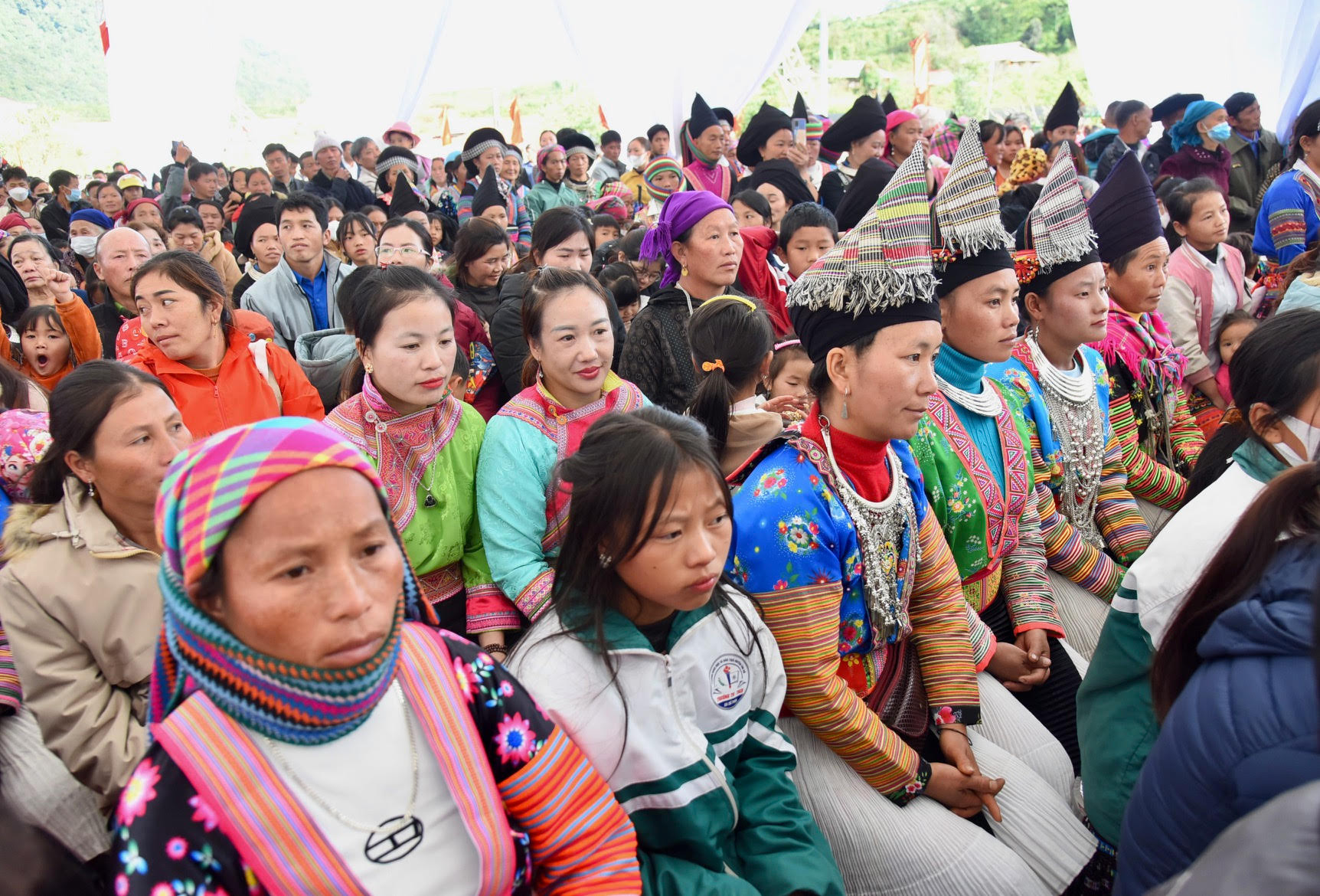 Đông đảo bà con nhân dân tham dự lễ hội.