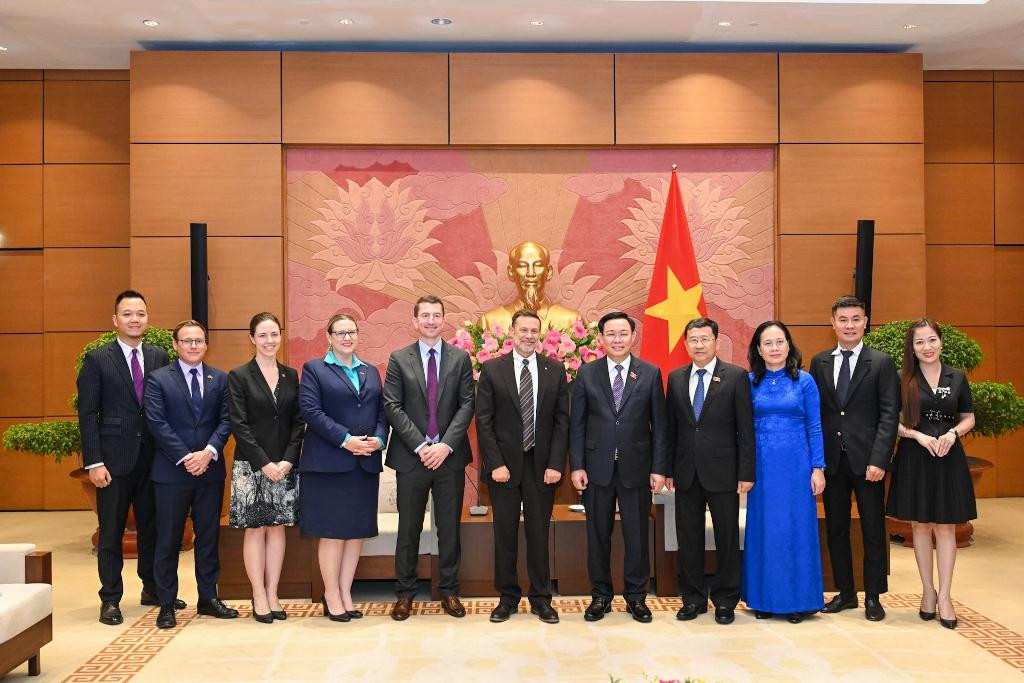 Chủ tịch Quốc hội Vương Đình Huệ và Đại sứ Andrew Goledzinowski chụp ảnh lưu niệm với các đại biểu tại buổi tiếp.