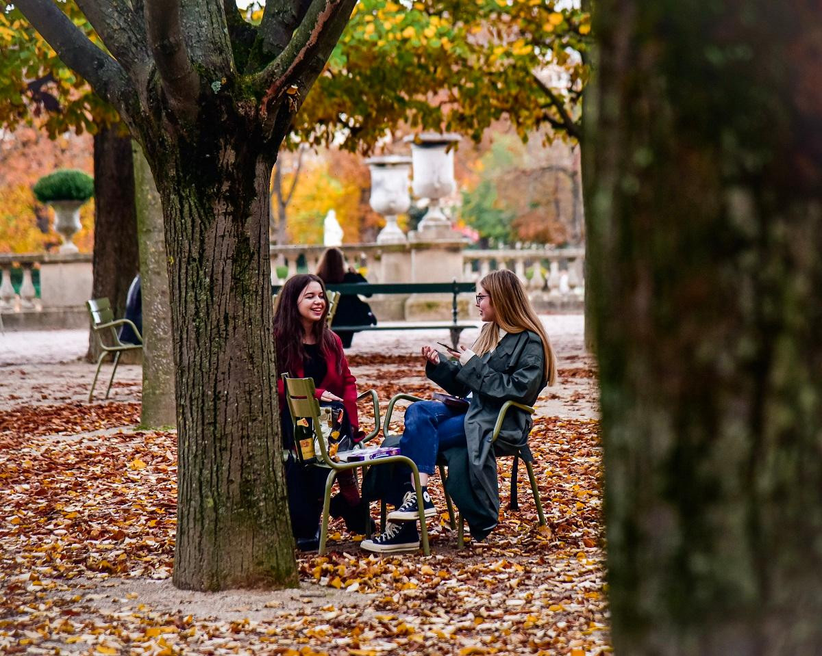 Có những người bạn lại tranh thủ rủ nhau hẹn hò. (Ảnh: MINH DUY)