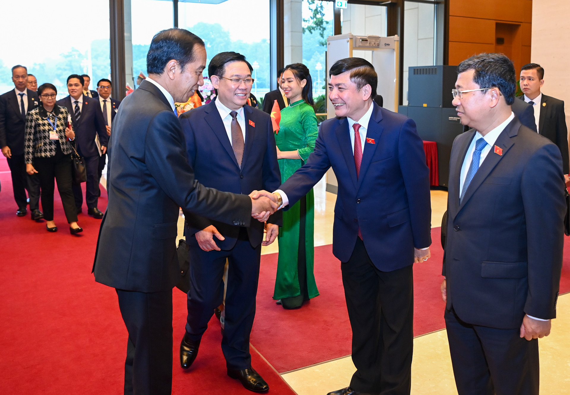 Chủ tịch Quốc hội Vương Đình Huệ giới thiệu với Tổng thống Indonesia Joko Widodo các đại biểu Việt Nam dự buổi hội kiến.