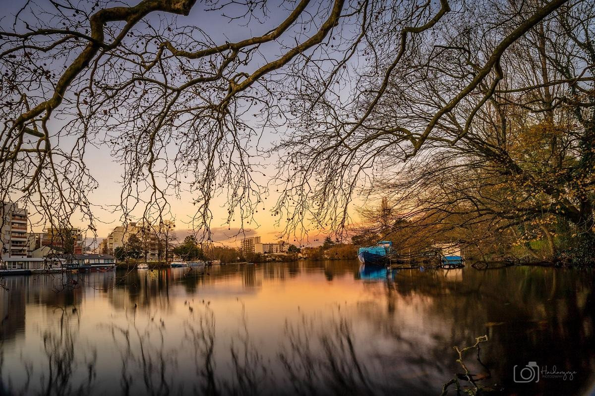 Màu vàng phai ửng thêm chút sắc hồng của ánh hoàng hôn rực rỡ trên hồ tại thành phố Nantes. (Ảnh: HẢI ĐĂNG)