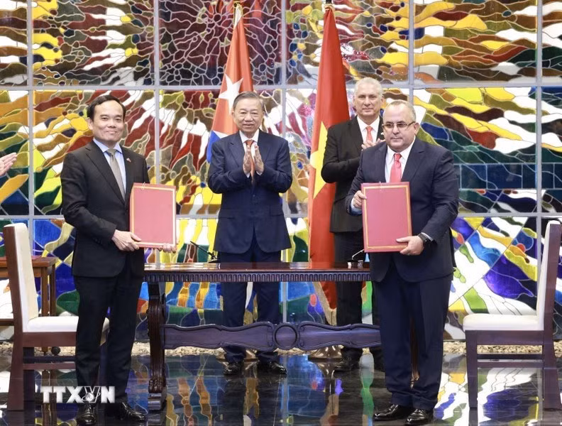 Tổng Bí thư, Chủ tịch nước Tô Lâm và Bí thư thứ nhất Đảng Cộng sản Cuba, Chủ tịch Cuba Miguel Diaz Canel Bermudez chứng kiến Lễ ký kết văn kiện hợp tác giữa Ban Kinh tế Trung ương Đảng Cộng sản Việt Nam với Ban Kinh tế và Sản xuất Trung ương Đảng Cộng sản Cuba. Ảnh: TTXVN