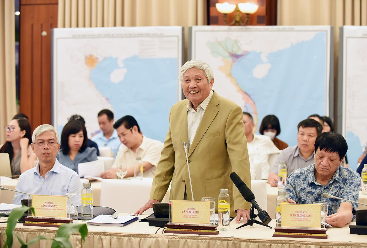 Nguyên Thứ trưởng Giao thông vận tải Lã Ngọc Khuê phát biểu tại Hội nghị.