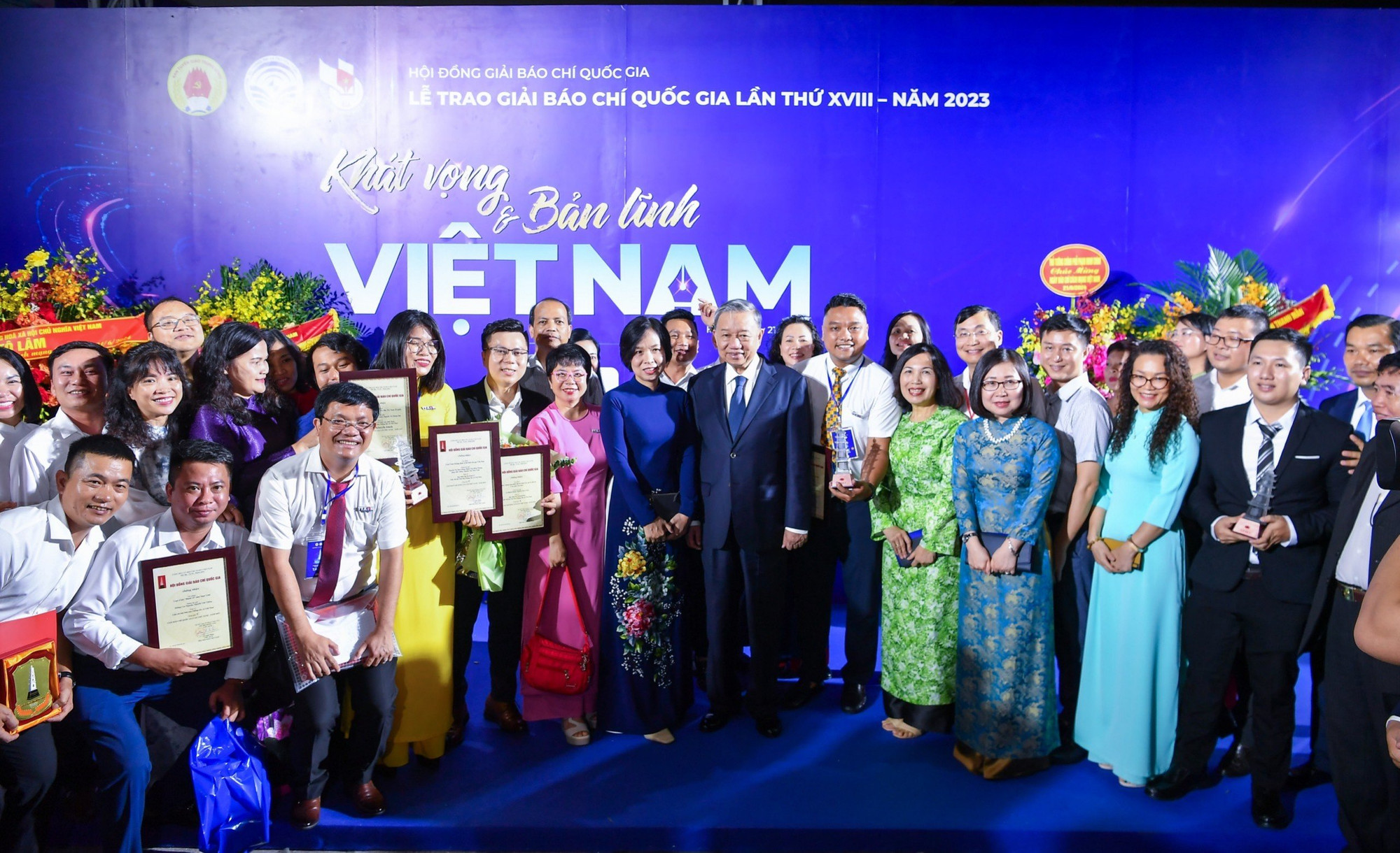 Chủ tịch nước Tô Lâm chụp ảnh cùng các đại biểu và các tác giả, nhóm tác giả đoạt giải.