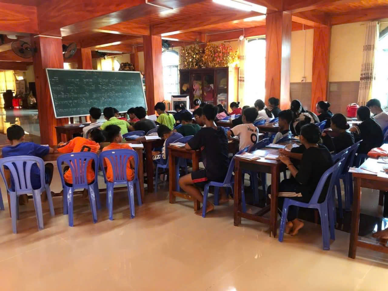 Lớp học tiếng Khmer do chùa Sà Lôn tổ chức.