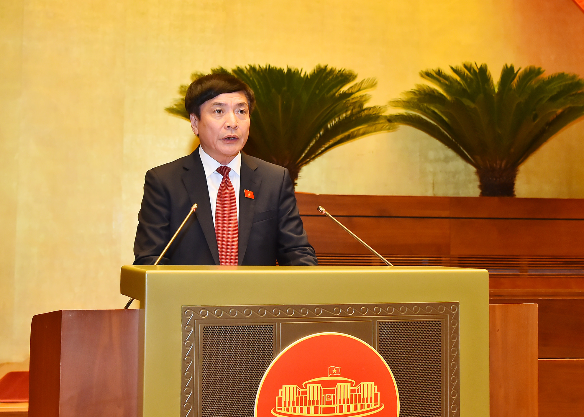 Tổng Thư ký Quốc hội, Chủ nhiệm Văn phòng Quốc hội Bùi Văn Cường trình bày dự thảo Nghị quyết xác nhận kết quả lấy phiếu tín nhiệm đối với những người giữ chức vụ do Quốc hội bầu, phê chuẩn. Tổng Thư ký Quốc hội, Chủ nhiệm Văn phòng Quốc hội Bùi Văn Cường trình bày dự thảo Nghị quyết xác nhận kết quả lấy phiếu tín nhiệm đối với những người giữ chức vụ do Quốc hội bầu, phê chuẩn.