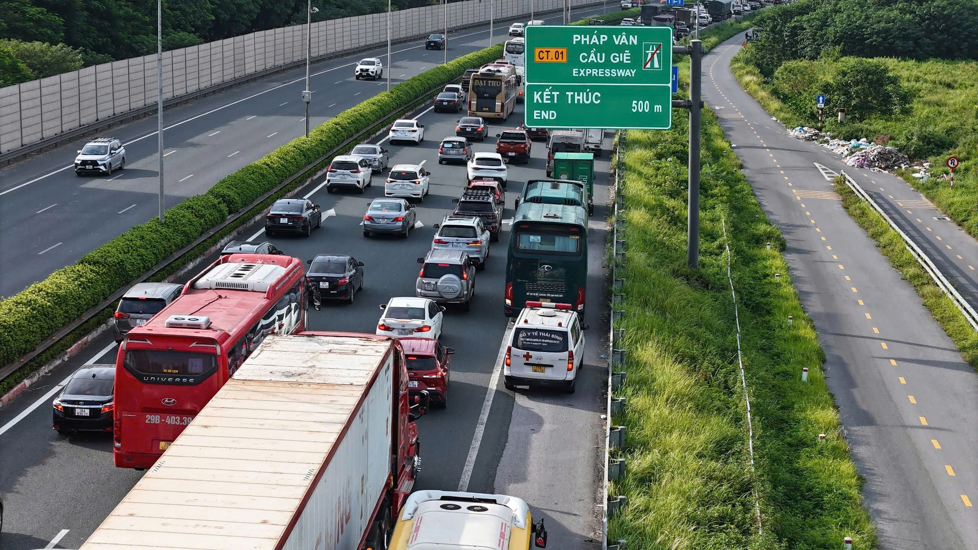 Tới thời điểm 16 giờ 30 phút, cao tốc Pháp Vân-Cầu Giẽ dẫn vào Hà Nội đã ùn tắc khoảng 2km. Nhiều phương tiện đi vào làn khẩn cấp.