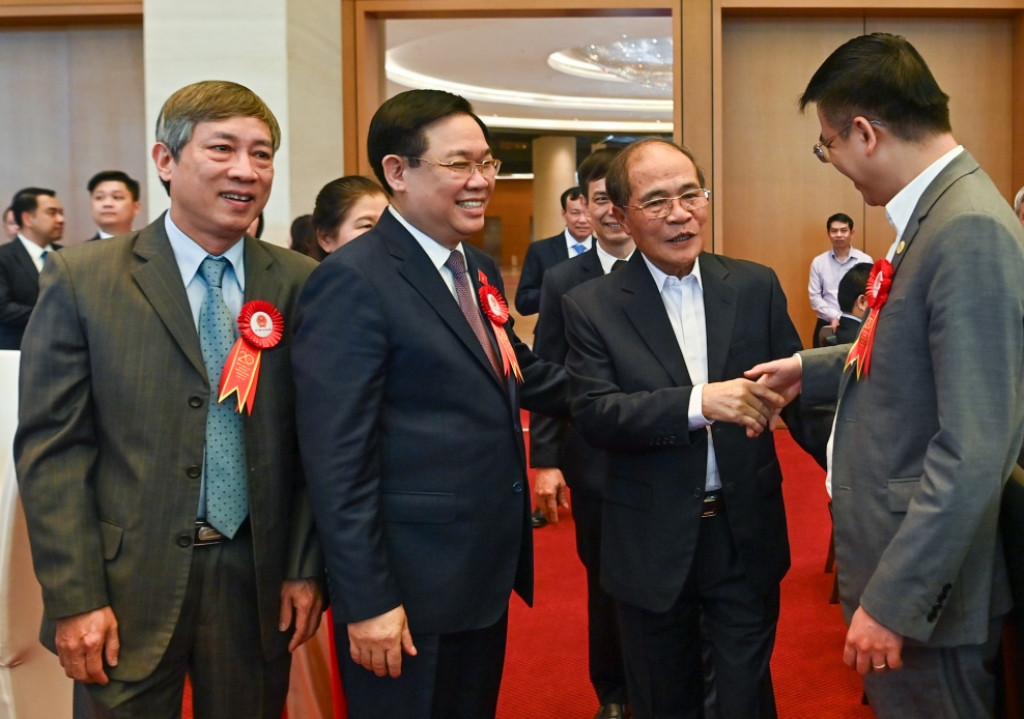 Chủ tịch Quốc hội Vương Đình Huệ, nguyên Chủ tịch Quốc hội Nguyễn Sinh Hùng với các đại biểu tại lễ kỷ niệm. Chủ tịch Quốc hội Vương Đình Huệ, nguyên Chủ tịch Quốc hội Nguyễn Sinh Hùng với các đại biểu tại lễ kỷ niệm.