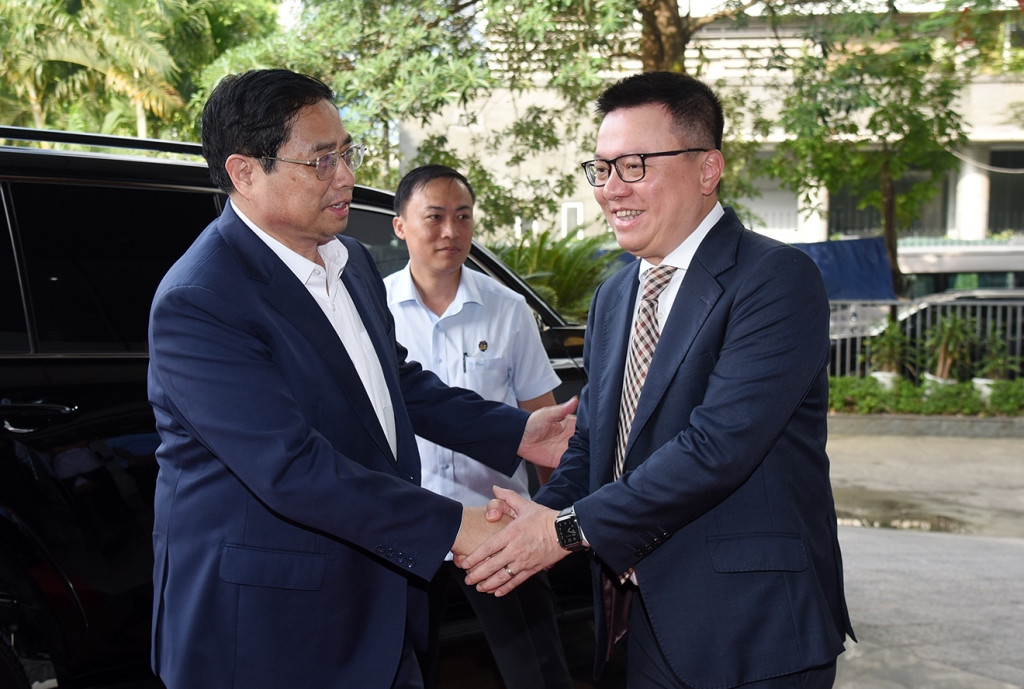 Ủy viên Trung ương Đảng, Tổng Biên tập Báo Nhân Dân, Phó Trưởng Ban Tuyên giáo Trung ương, Chủ tịch Hội Nhà báo Việt Nam Lê Quốc Minh đón Thủ tướng Chính phủ đến dự buổi làm việc.