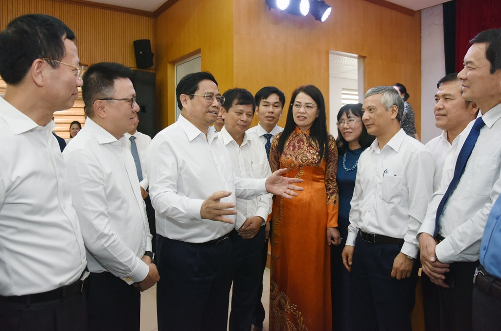 Thủ tướng Phạm Minh Chính trao đổi với các đại biểu trong giờ nghỉ giải lao.