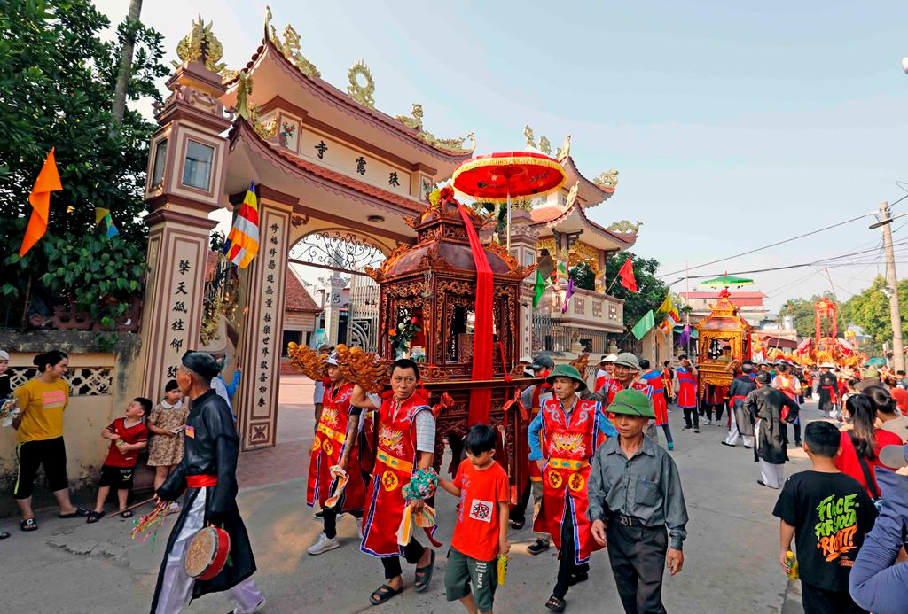 Đông đảo người dân tham gia lễ rước kiệu, rước nước tại lễ hội.