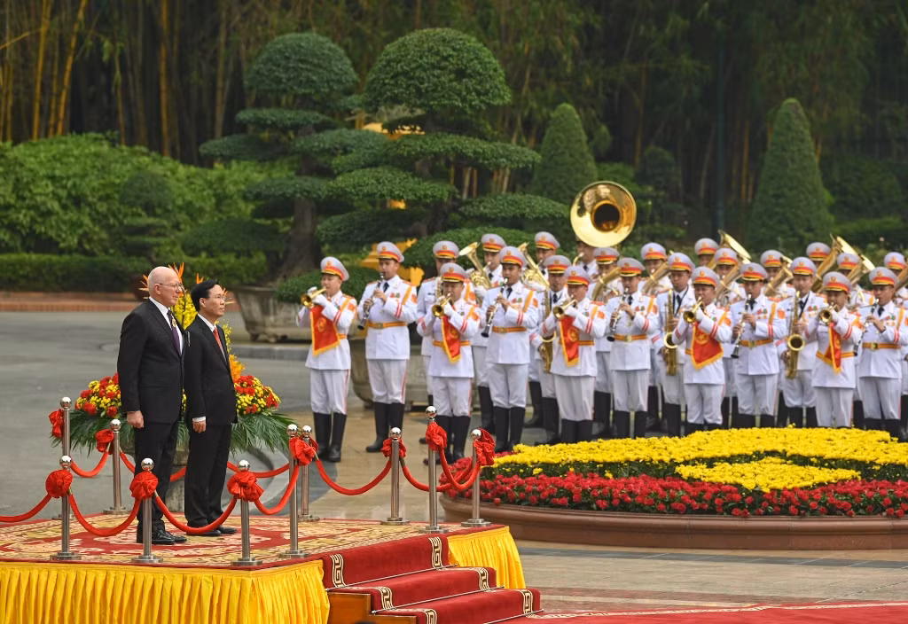 Chủ tịch nước Võ Văn Thưởng và Toàn quyền Australia David Hurley trên bục danh dự, nghe quân nhạc cử Quốc thiều hai nước.