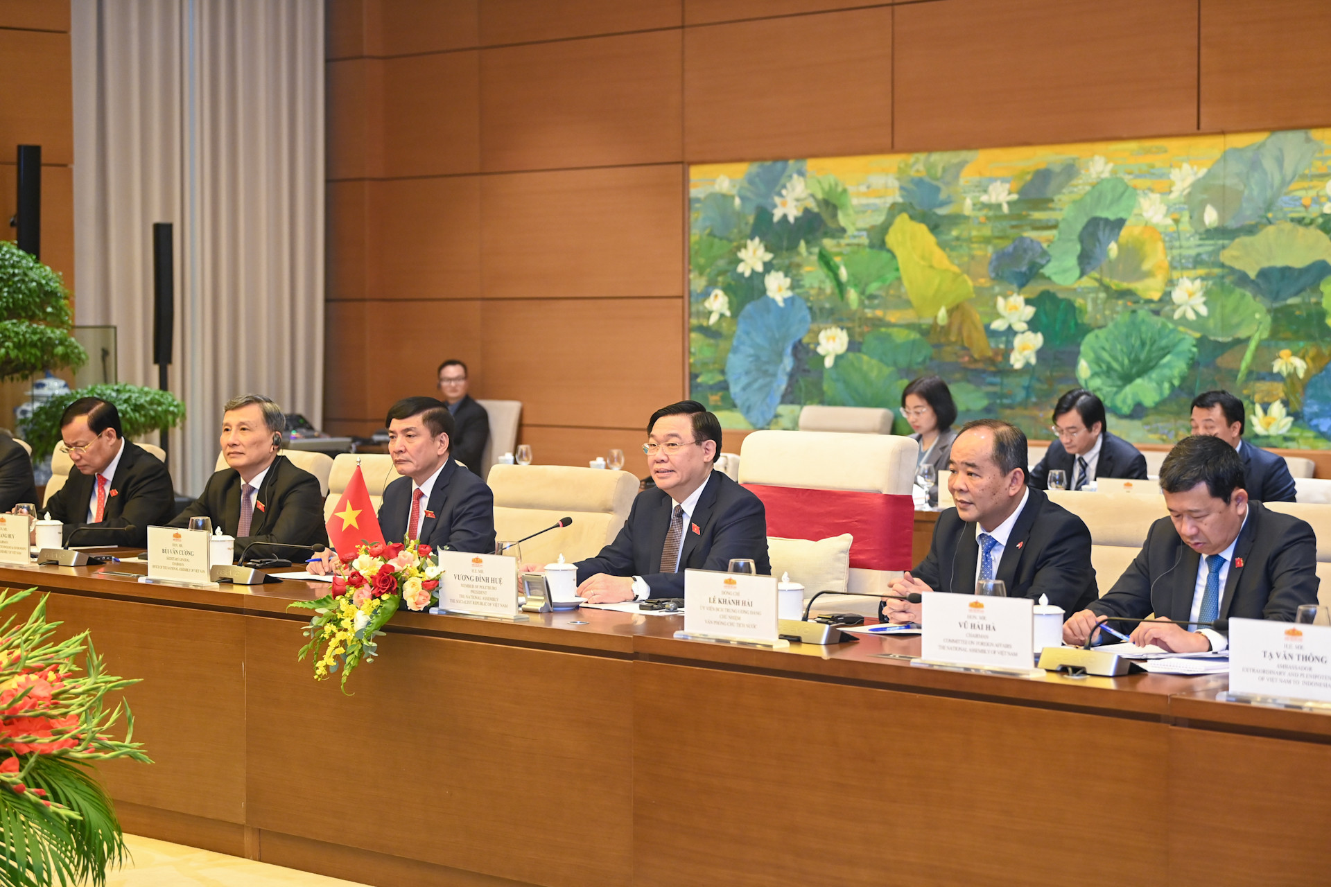 Chủ tịch Quốc hội Vương Đình Huệ và các đại biểu Việt Nam dự buổi hội kiến.