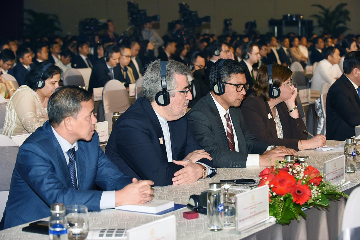 Các đại biểu tham dự buổi lễ.