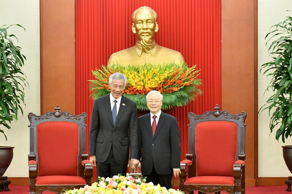 Tổng Bí thư Nguyễn Phú Trọng và Thủ tướng Cộng hòa Singapore Lý Hiển Long tại buổi tiếp. Tổng Bí thư Nguyễn Phú Trọng và Thủ tướng Cộng hòa Singapore Lý Hiển Long tại buổi tiếp.