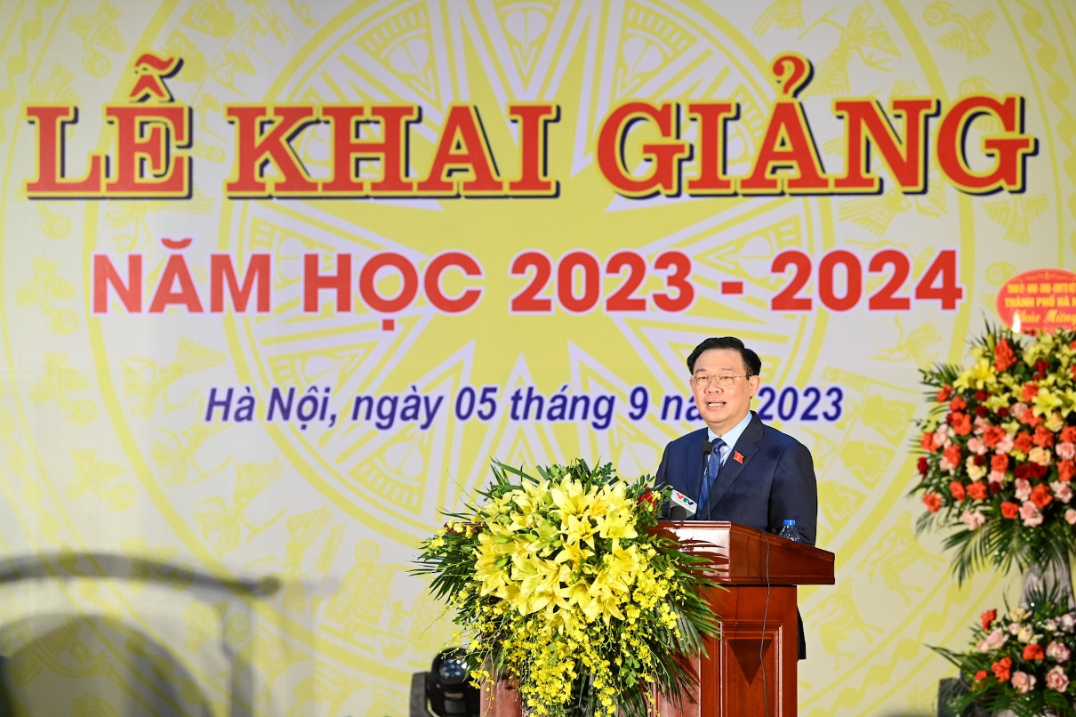 Chủ tịch Quốc hội Vương Đình Huệ phát biểu tại lễ khai giảng.