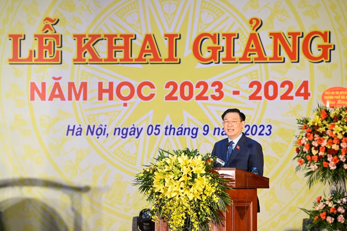 Chủ tịch Quốc hội Vương Đình Huệ phát biểu tại lễ khai giảng.