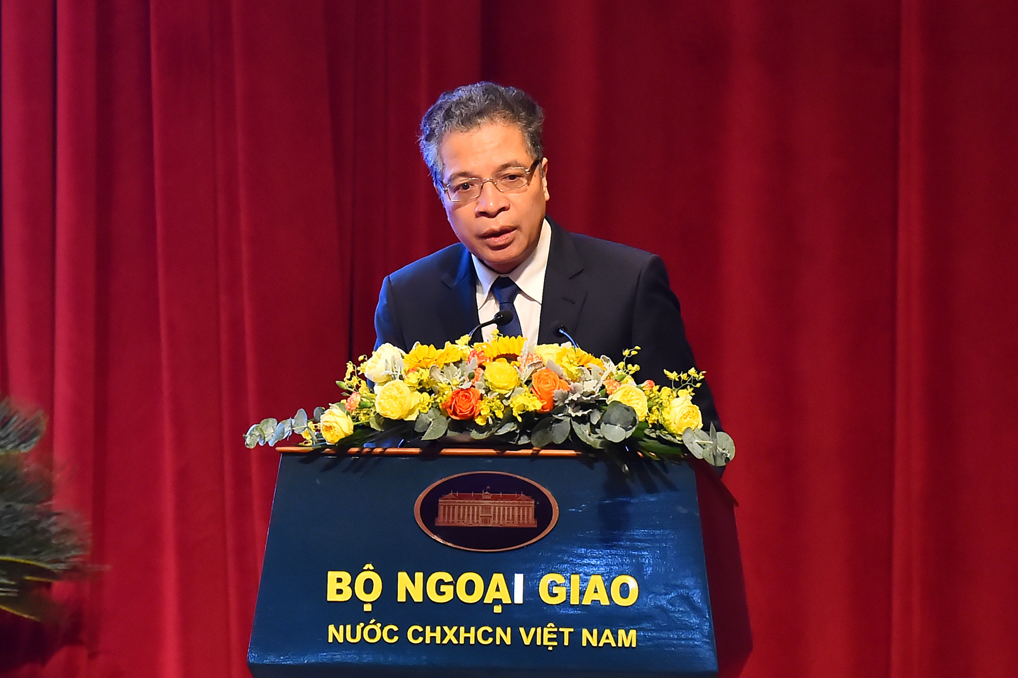 Đại sứ Đặc mệnh toàn quyền nước Cộng hòa xã hội chủ nghĩa Việt Nam tại Liên bang Nga Đặng Minh Khôi trình bày tham luận tại phiên họp. Đại sứ Đặc mệnh toàn quyền nước Cộng hòa xã hội chủ nghĩa Việt Nam tại Liên bang Nga Đặng Minh Khôi trình bày tham luận tại phiên họp.