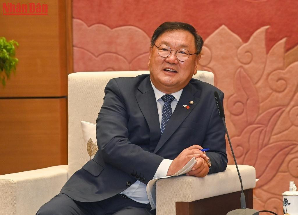 Chủ tịch nhóm Nghị sĩ hữu nghị Hàn Quốc-Việt Nam Kim Tae-nyeon phát biểu tại buổi tiếp.