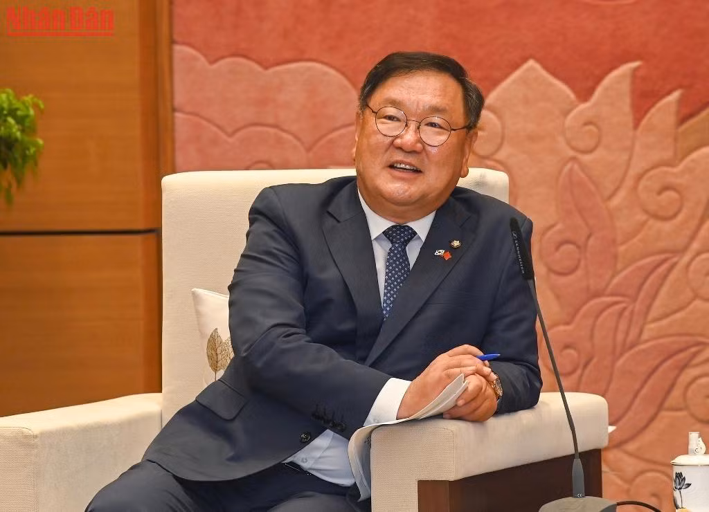 Chủ tịch nhóm Nghị sĩ hữu nghị Hàn Quốc-Việt Nam Kim Tae-nyeon phát biểu tại buổi tiếp. Chủ tịch nhóm Nghị sĩ hữu nghị Hàn Quốc-Việt Nam Kim Tae-nyeon phát biểu tại buổi tiếp.