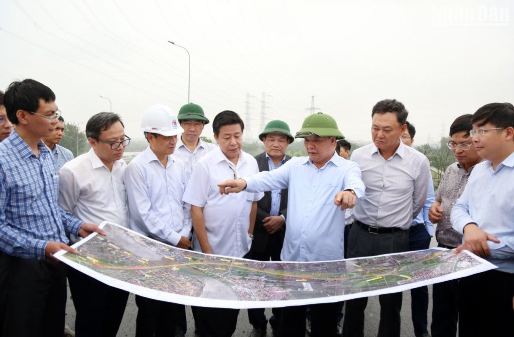 Bí thư Thành ủy Hà Nội Ðinh Tiến Dũng khảo sát thực địa về công tác giải phóng mặt bằng tuyến đường Vành đai 4 - Vùng Thủ đô tại huyện Thường Tín. (Ảnh DUY LINH)