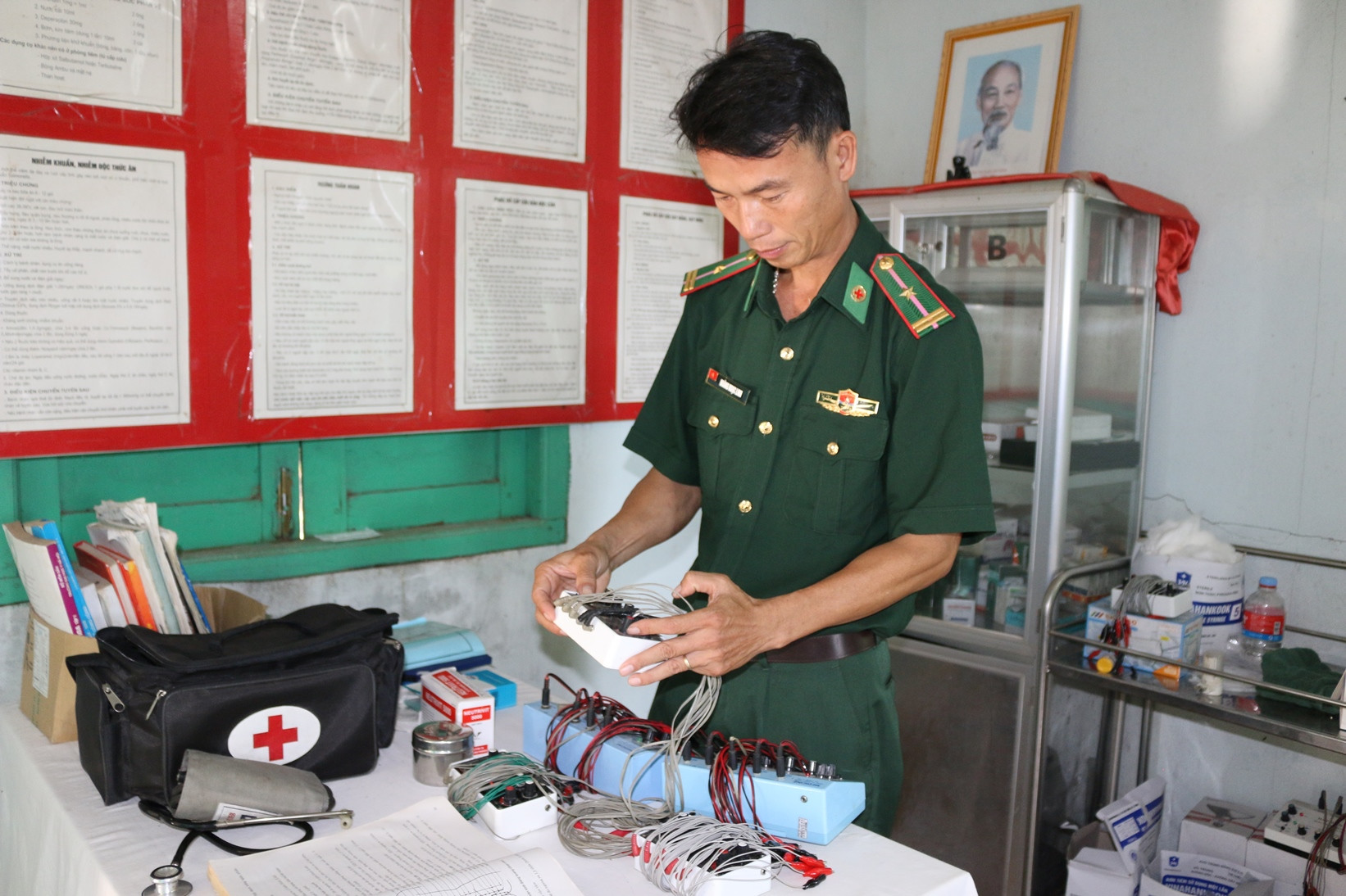 Thiếu tá, bác sĩ Hoàng Ngọc Linh sử dụng máy điện châm phục vụ công tác điều trị bệnh. (Ảnh: KIM NGÂN)