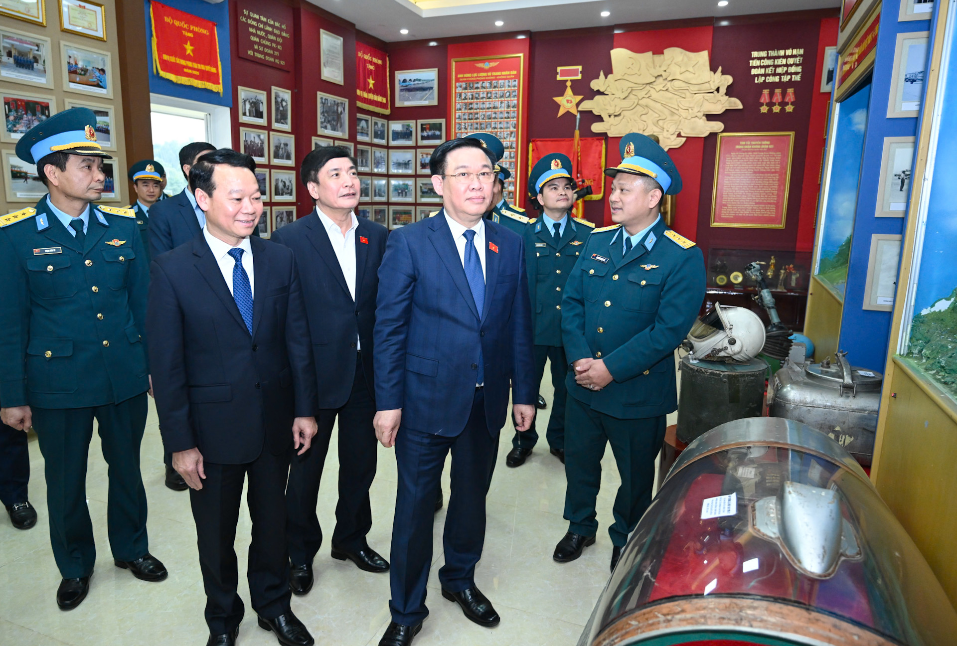 Chủ tịch Quốc hội Vương Đình Huệ thăm Phòng truyền thống Trung đoàn Không quân 921.