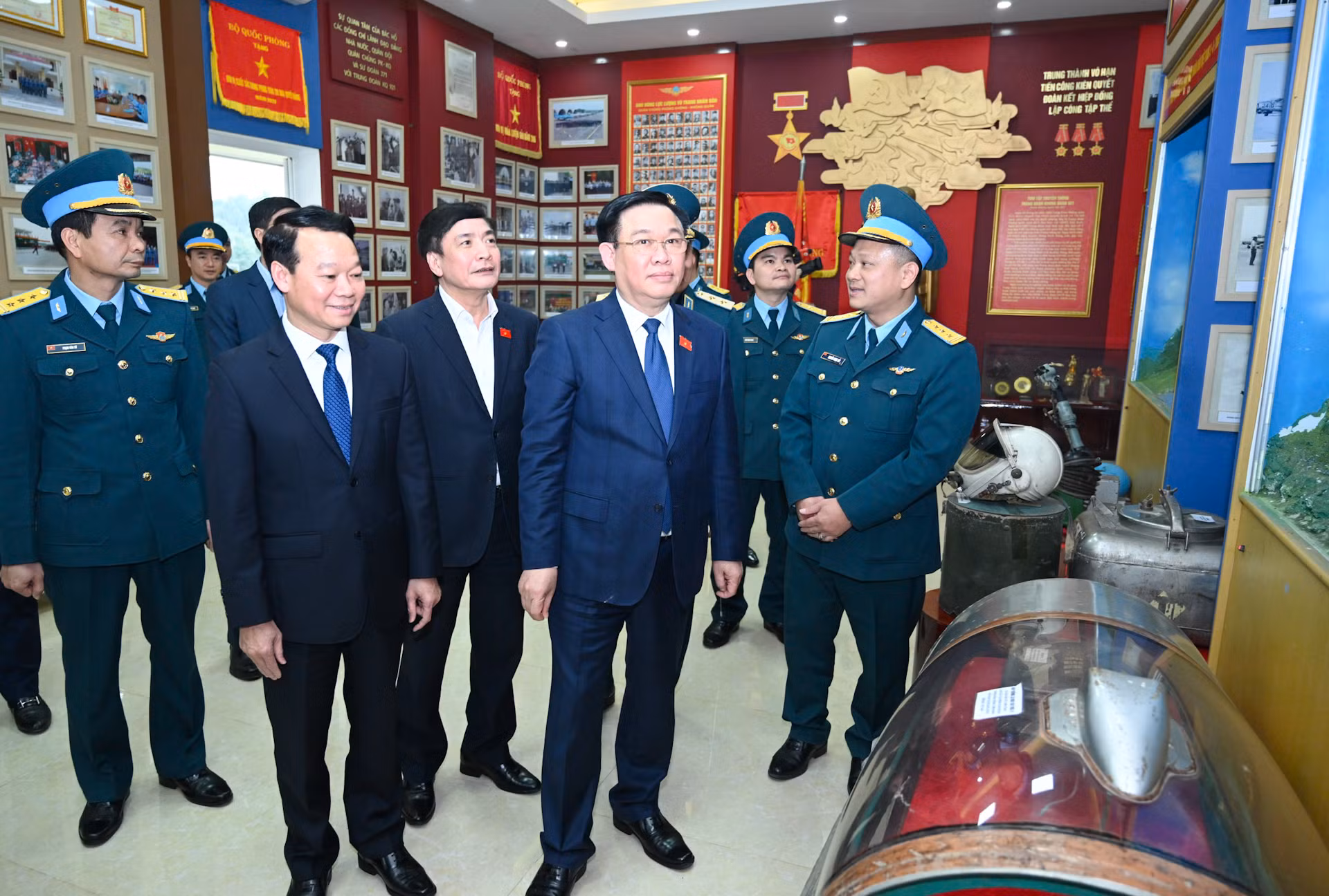 Chủ tịch Quốc hội Vương Đình Huệ thăm Phòng truyền thống Trung đoàn Không quân 921.