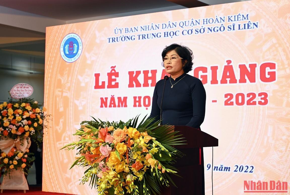 Sau khi lắng nghe Thư của Chủ tịch nước Nguyễn Xuân Phúc gửi ngành giáo dục nhân dịp năm học mới 2022-2023, các học sinh đã được nghe những lời căn dặn, gửi gắm của nhà giáo Phạm Thu Hà, Hiệu trưởng nhà trường trước khi bước vào năm học mới.