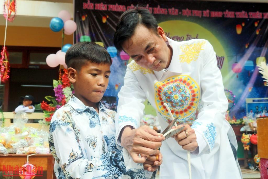 Lần đầu tiên các em học sinh nơi biên giới được xem tiết mục ảo thuật đặc sắc.