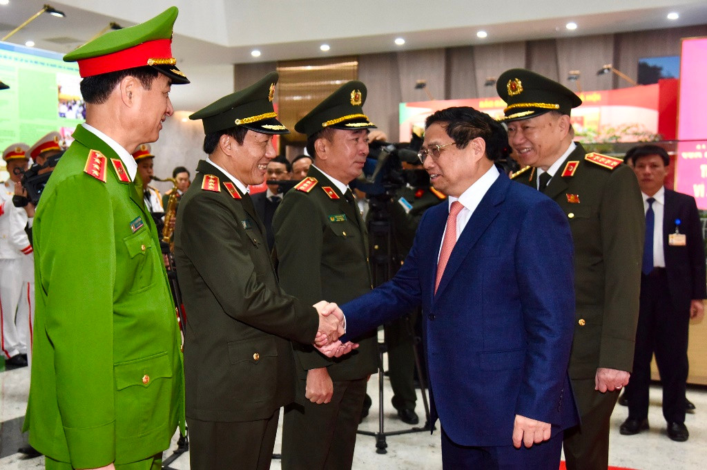 Thủ tướng Phạm Minh Chính với các đồng chí lãnh đạo Bộ Công an.