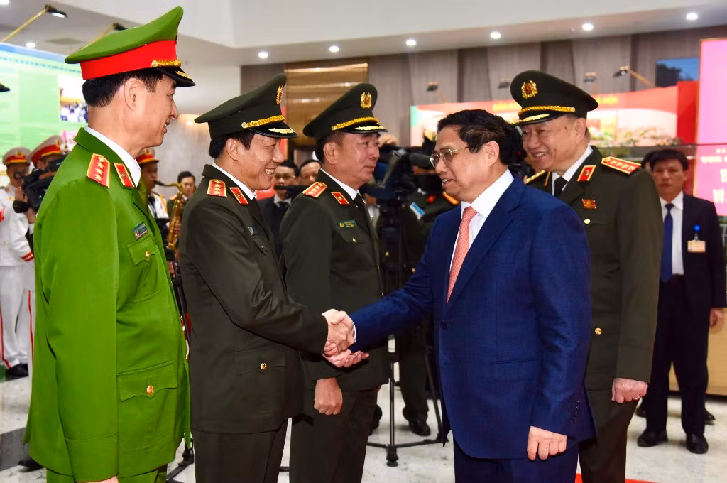 Thủ tướng Phạm Minh Chính với các đồng chí lãnh đạo Bộ Công an.