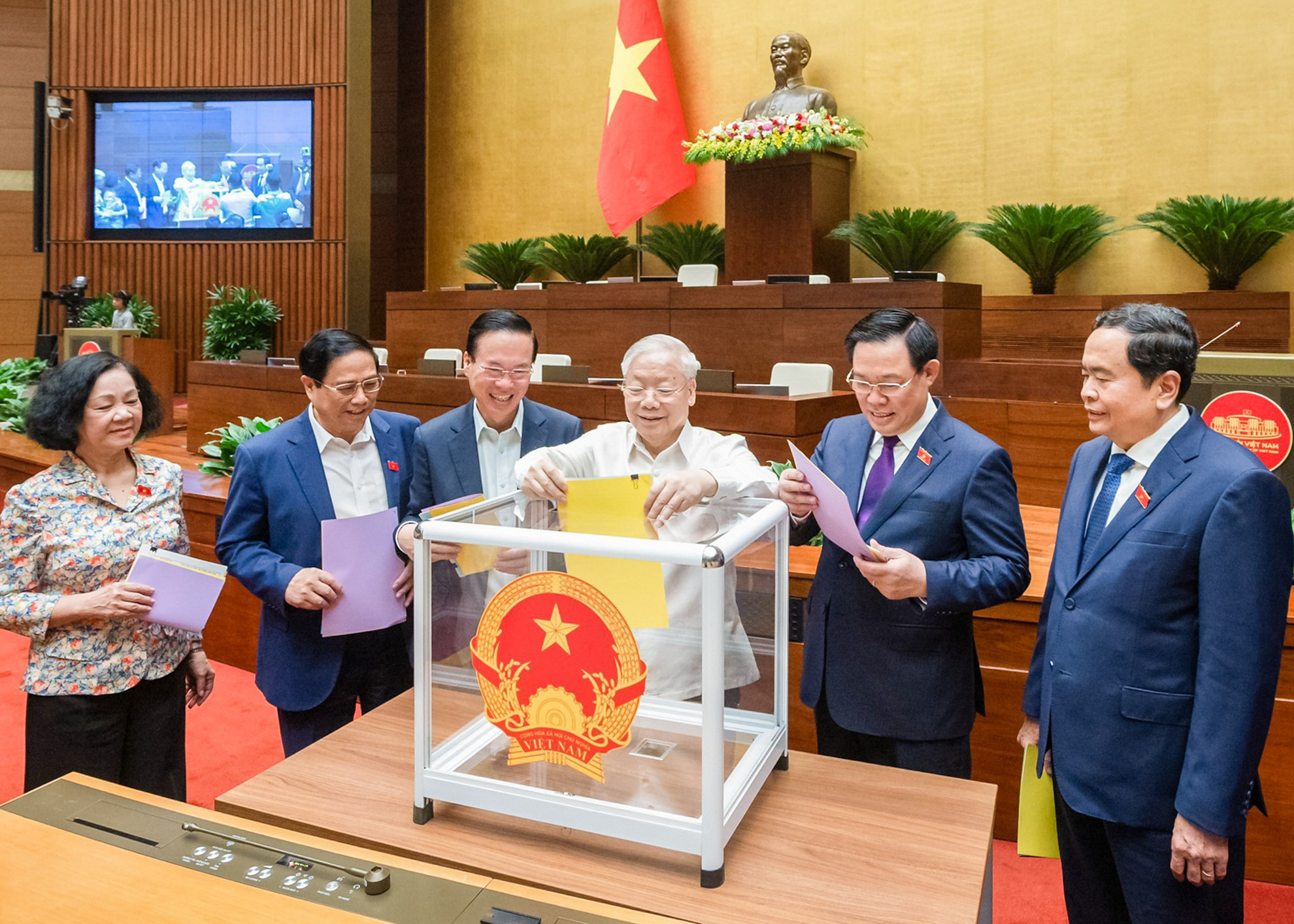 Tổng Bí thư Nguyễn Phú Trọng; Chủ tịch nước Võ Văn Thưởng; Thủ tướng Phạm Minh Chính; Chủ tịch Quốc hội Vương Đình Huệ; Thường trực Ban Bí thư, Trưởng Ban Tổ chức Trung ương Trương Thị Mai và Phó Chủ tịch Thường trực Quốc hội Trần Thanh Mẫn bỏ phiếu kín đánh giá tín nhiệm 44 chức danh do Quốc hội bầu, phê chuẩn. Tổng Bí thư Nguyễn Phú Trọng; Chủ tịch nước Võ Văn Thưởng; Thủ tướng Phạm Minh Chính; Chủ tịch Quốc hội Vương Đình Huệ; Thường trực Ban Bí thư, Trưởng Ban Tổ chức Trung ương Trương Thị Mai và Phó Chủ tịch Thường trực Quốc hội Trần Thanh Mẫn bỏ phiếu kín đánh giá tín nhiệm 44 chức danh do Quốc hội bầu, phê chuẩn.